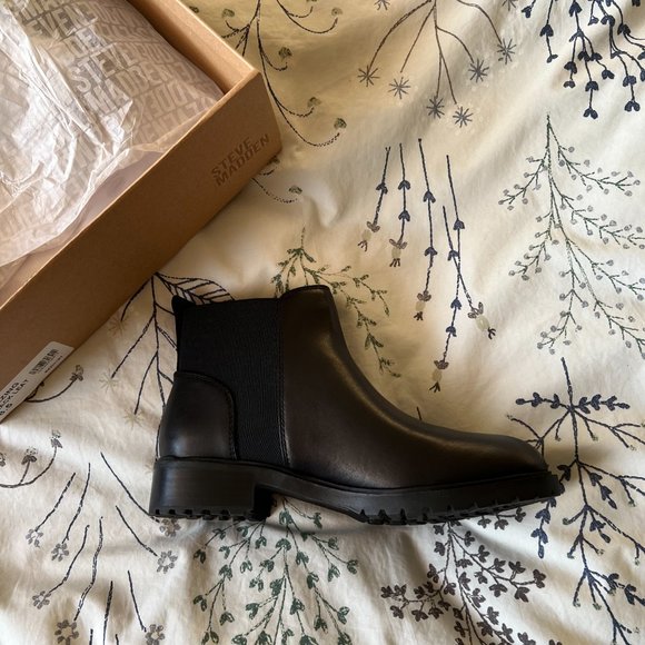 Steve Madden Buzzing Ankle Boot - New with Box - Picture 3 of 6